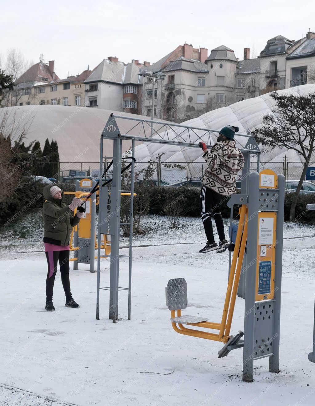 Szabadidő - Budapest - Fitneszpálya a Feneketlen-tó mellett