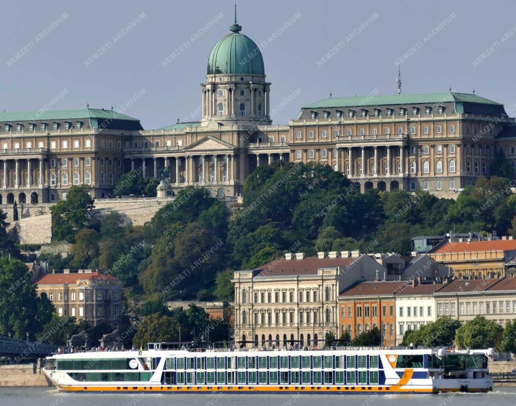 Turizmus - Budapest - Külföldi hotelhajó érkezett