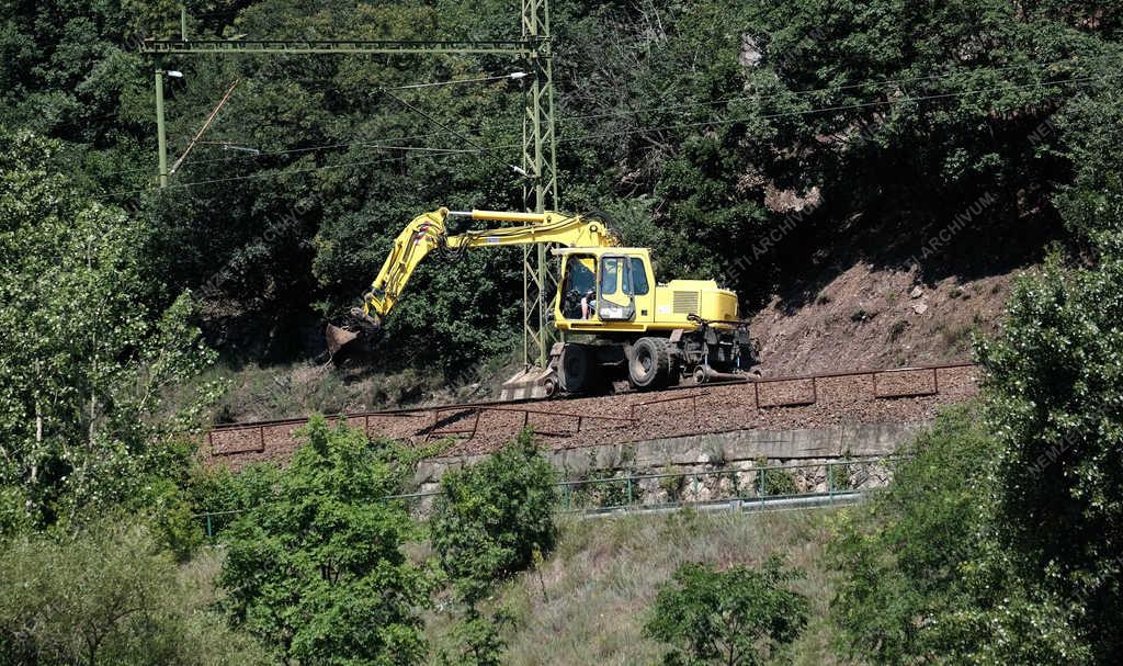 Közlekedés - Nagymaros - Lezárták a 12-es főútat Nagymaros és Zebegény között