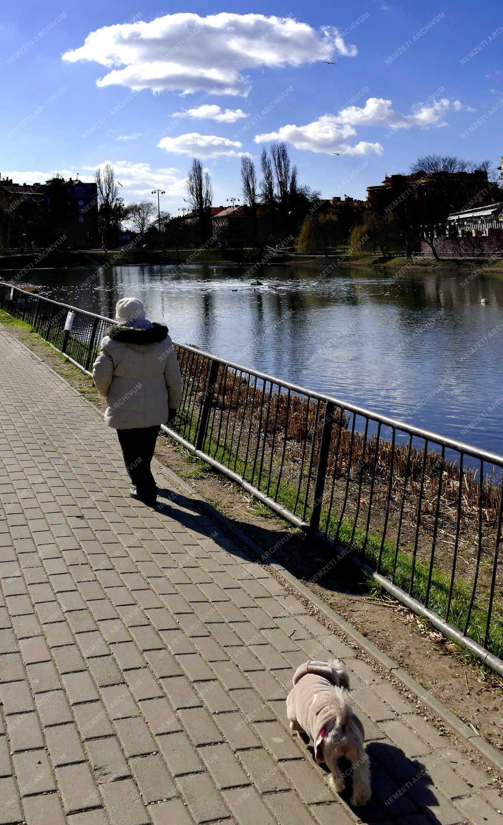 Életkép - Budapest - Kora tavaszi időjárás a Feneketlen-tónál