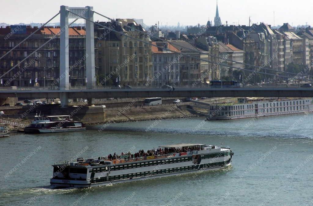 Idegenforgalom - Budapest - Hotelhajó a Dunán