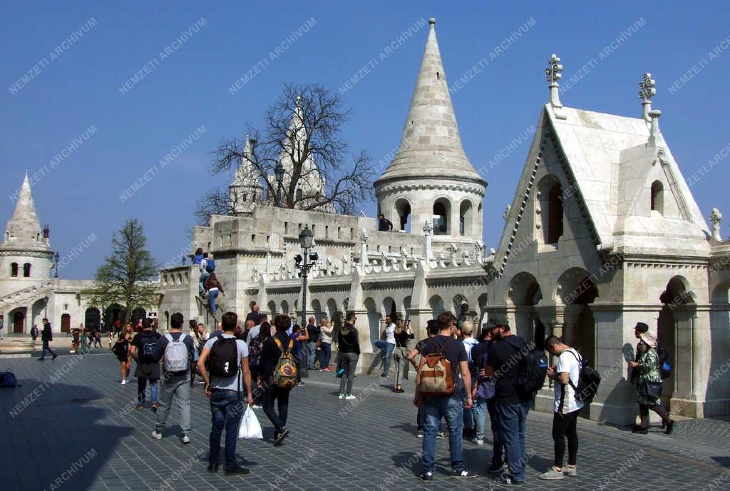 Idegenforgalom - Budapest - Turisták a Halászbástyánál