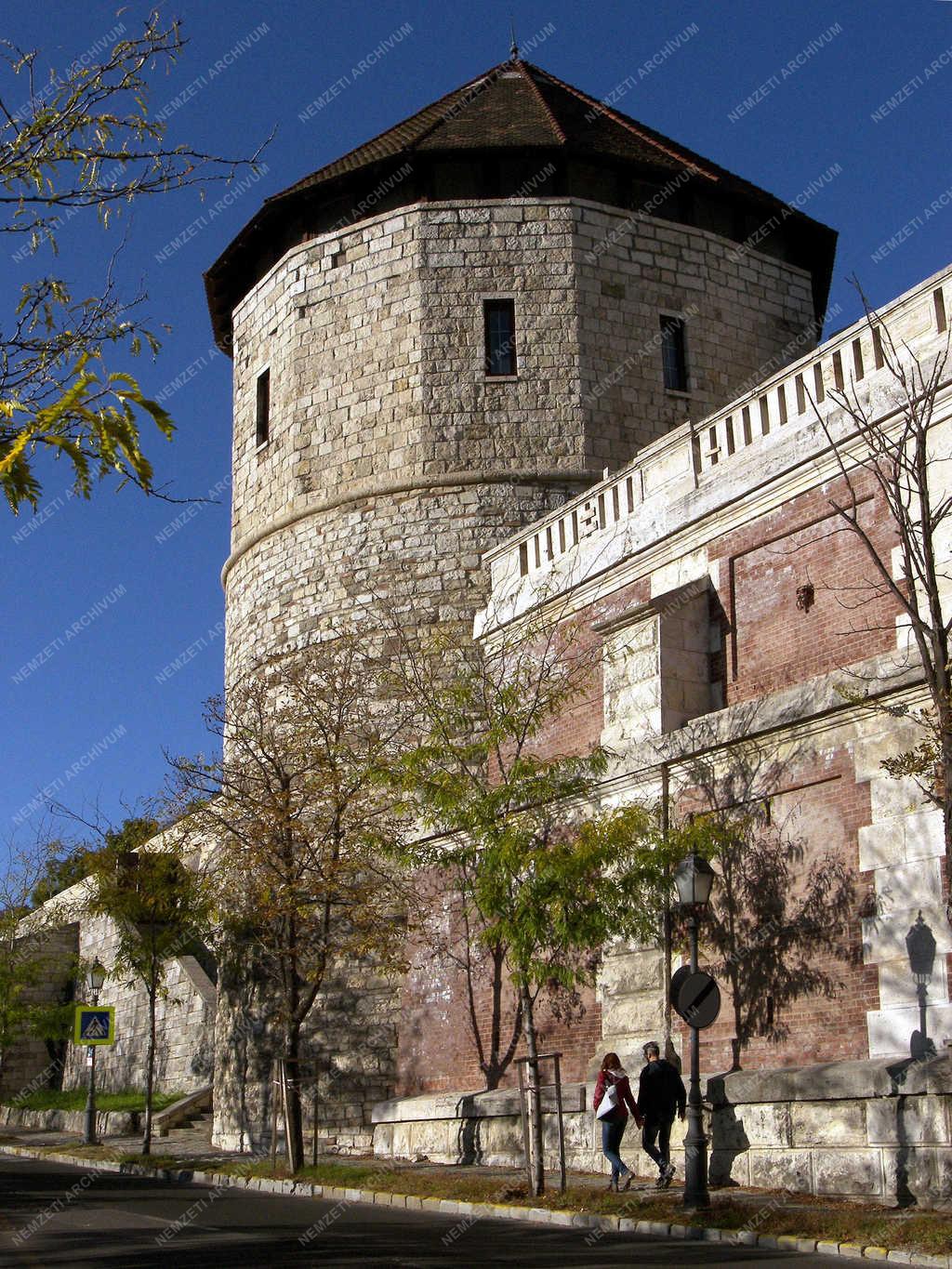 Városkép - Budapest - Karakas pasa bástyája a budai várfalon