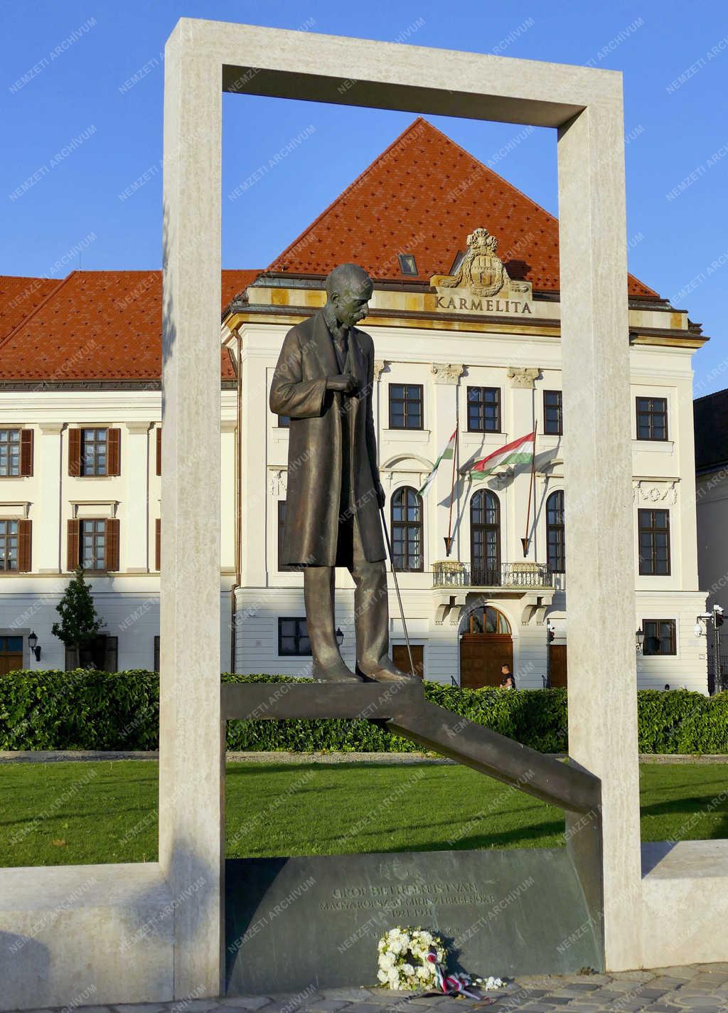 Emlékmű - Budapest - Bethlen-szobor a Várban