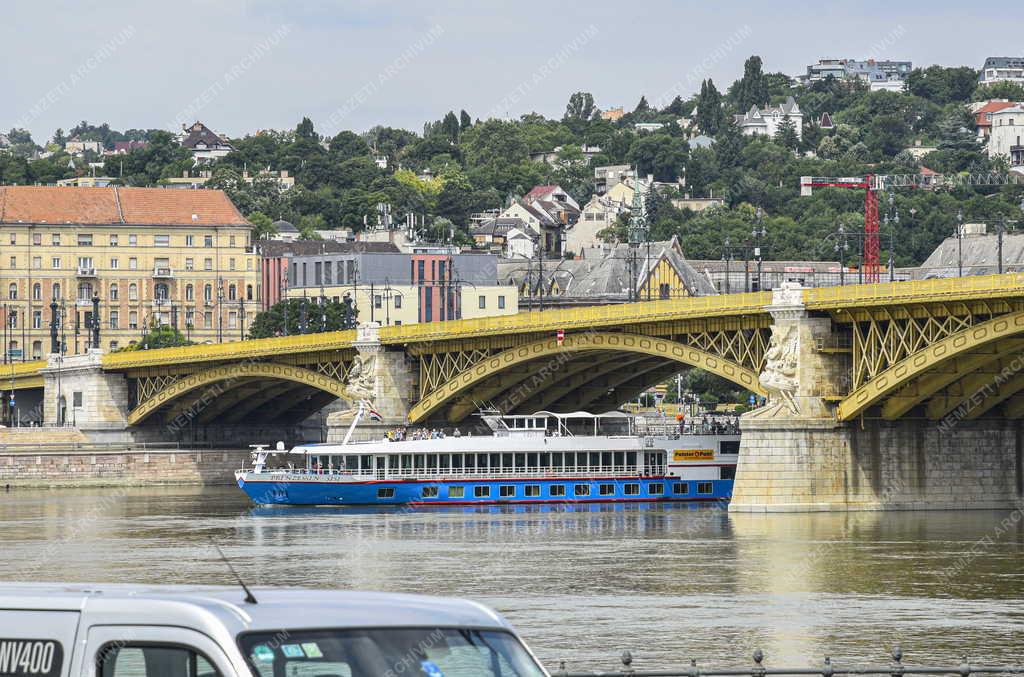 Közlekedés - Szállodahajó a Dunán Budapestnél