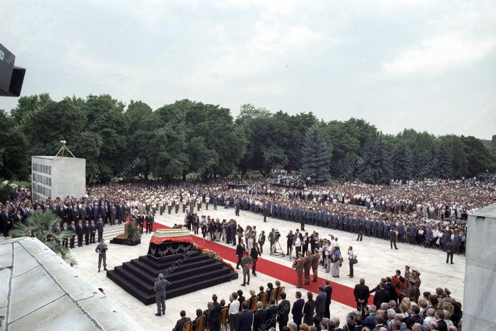 Belpolitika - Kádár János temetése