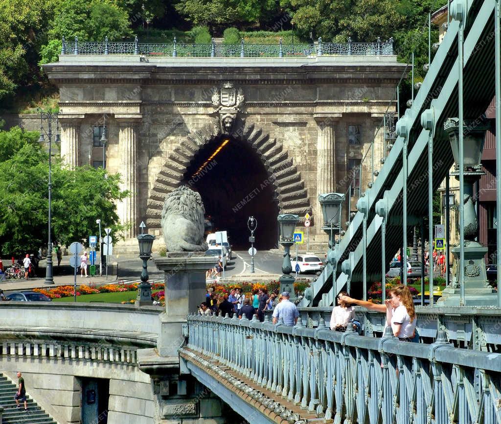 Városkép - Budapest - A Clark Ádám tér a Lánchíddal és az Alagúttal