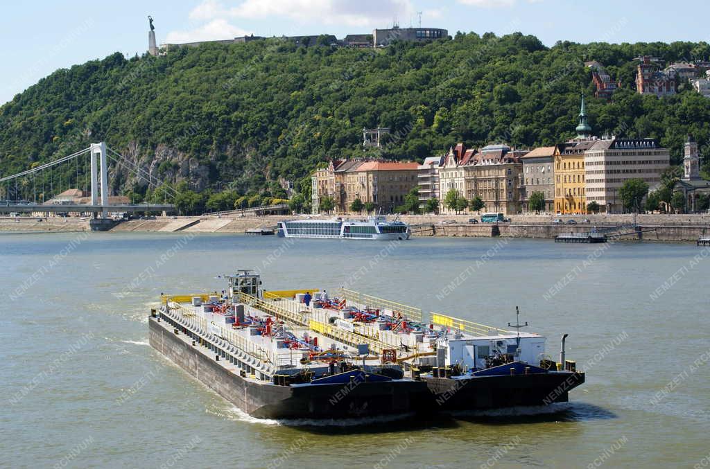 Budapest - Tartályhajó a Dunán