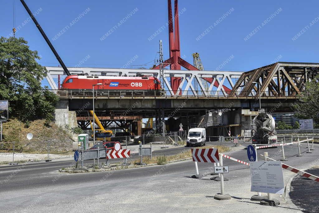 Közlekedés - Budapest - Összekötő vasúti híd