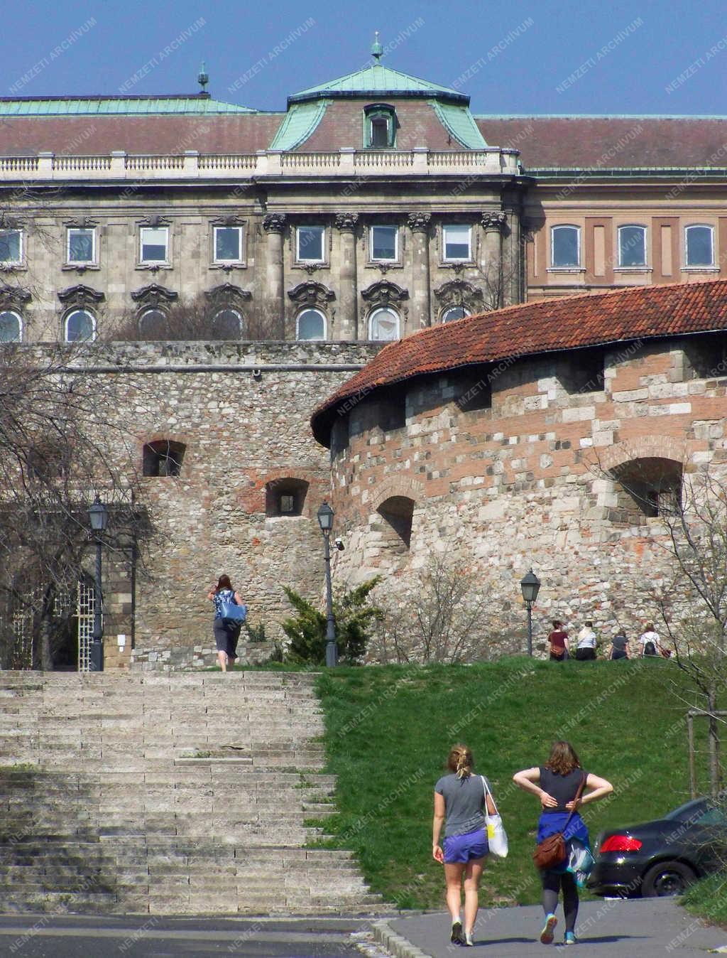 Turizmus - Budapest - Külföldi fiatalok a budai Várnál