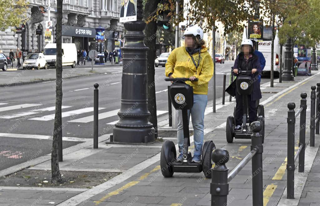 Közlekedés - Budapest - Turisták Segway-en