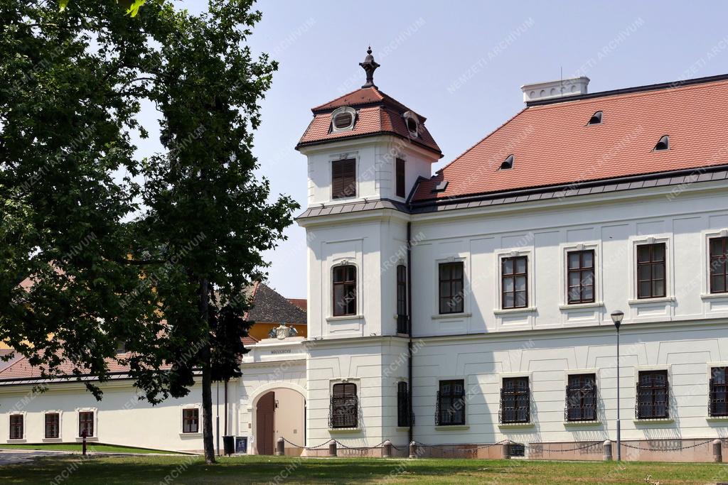 Műemlék - Tata - Az Esterházy-kastély
