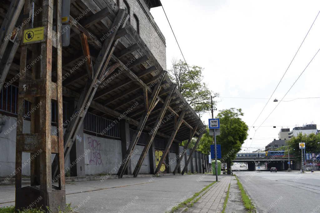 Városkép - Budapest - Buszmegálló