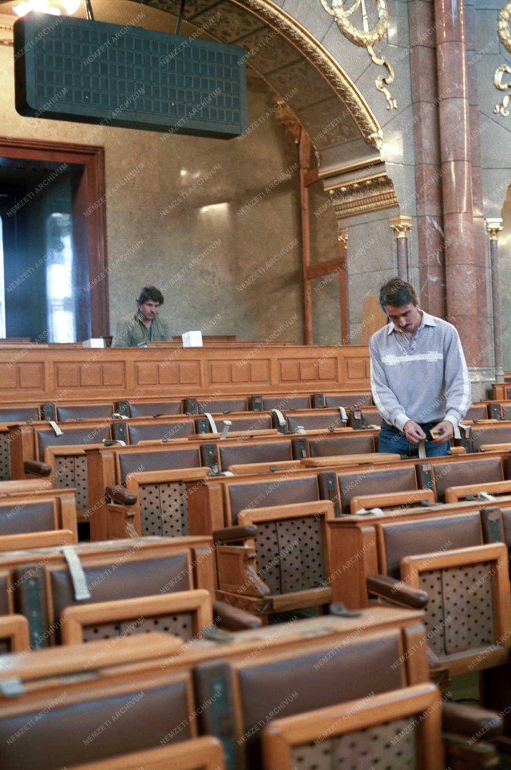 Restaurálás - Felújítják a Parlament üléstermét 