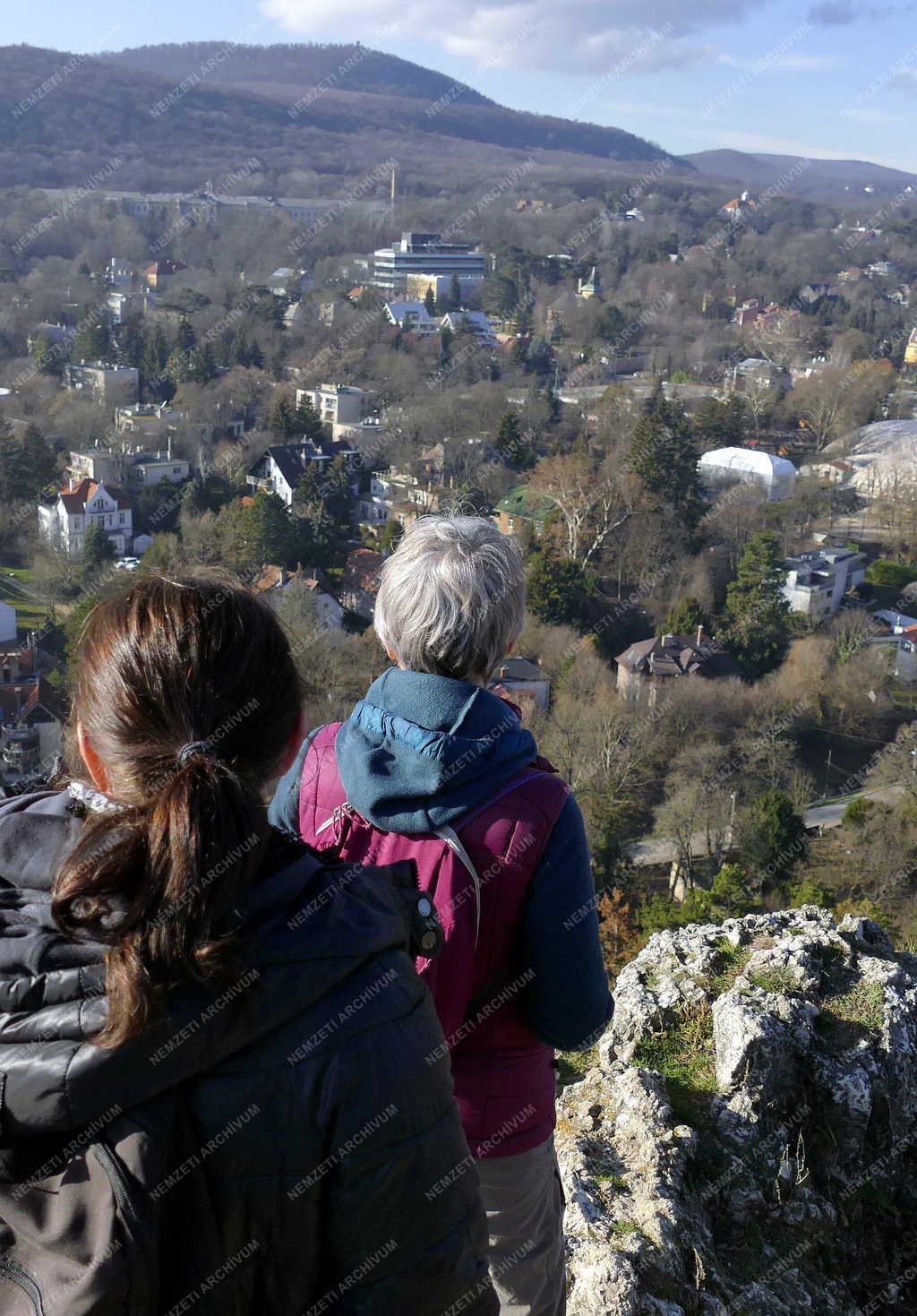 Turizmus - Budapest - Természetjárók Apáthy-szikla tetején