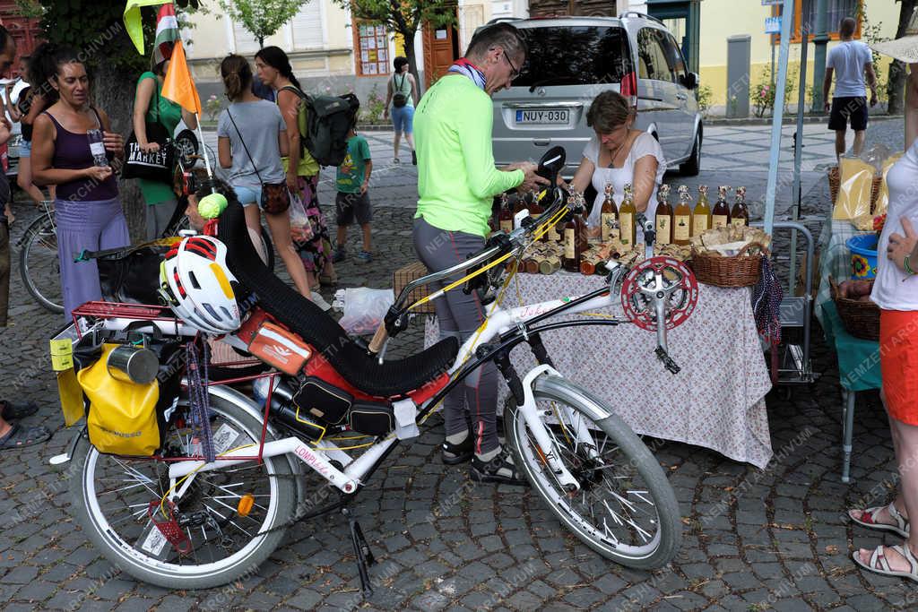 Életkép - Nagymaros - Őstermelői piac 