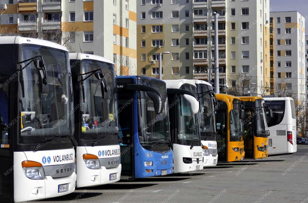 Közlekedés - Budapest - MÁV-Volánbusz autóbuszok az Etele téren