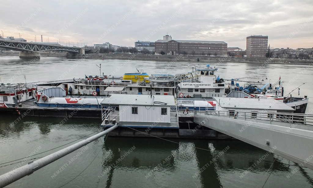 Vízi közlekedés - Budapest - Üzemanyag-kiszolgáló hajó a Dunán