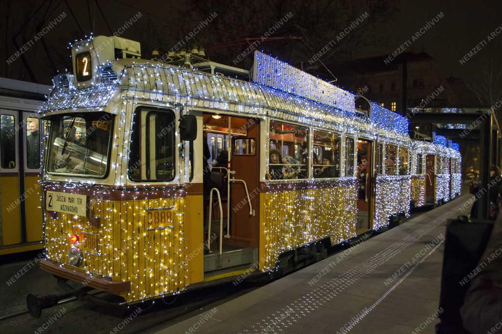 Közlekedés - Budapest - Karácsonyi fényvillamos