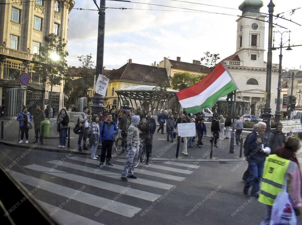 Utcakép - Budapest - Tüntetés a Kálvin téren