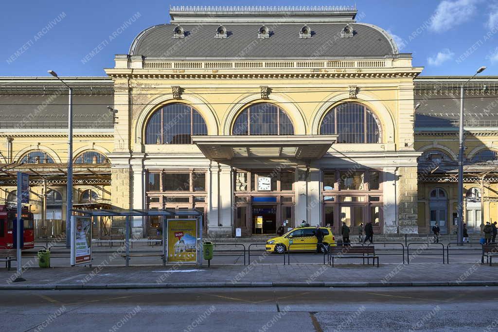 Szolgáltatás - Közlekedés - Taxi a Baross téren a Keleti pályaudvarnál