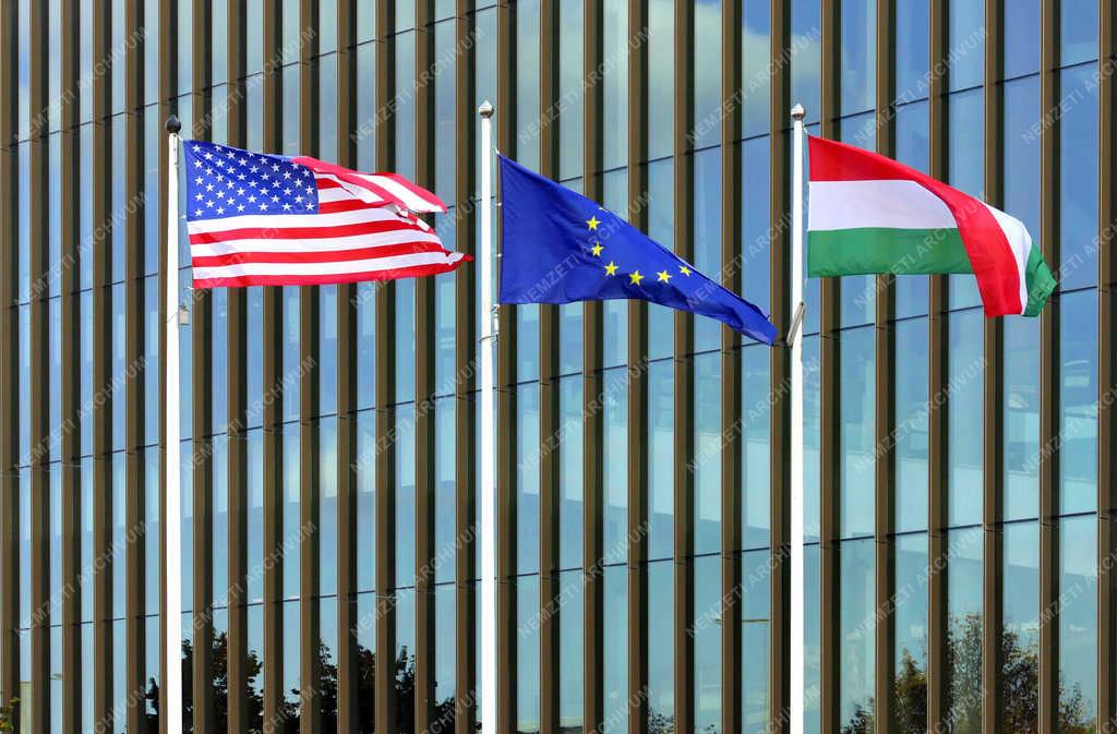 Jelképek - Budapest - Lobogók lengenek a Müpa épülete előtt