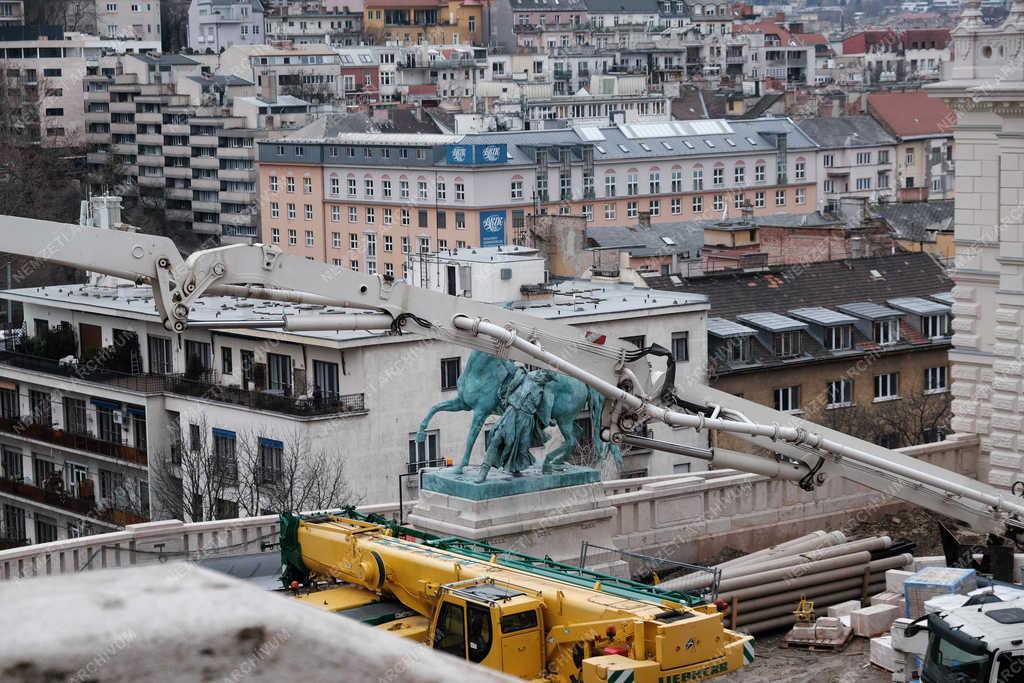 Köztéri szobor - Budapest - Lovát fékező csikós