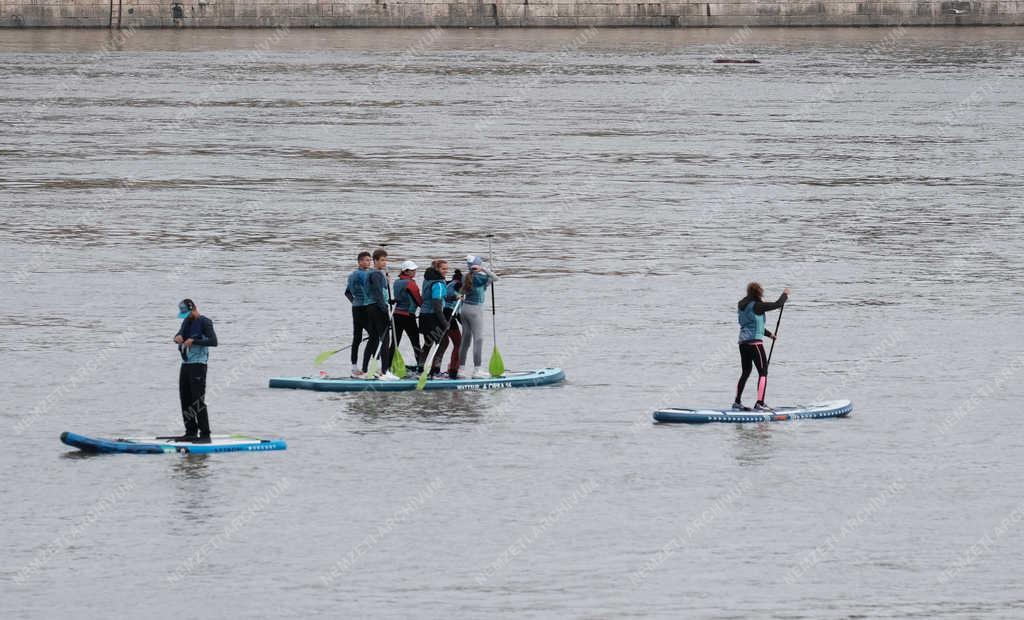 Vízisport - Budapest - Állva evezősök a Dunán (SUP)