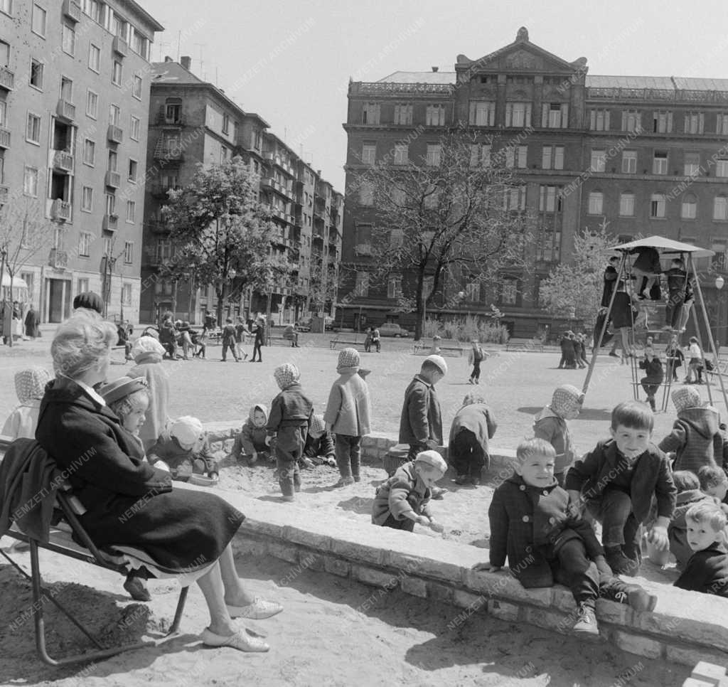 Városkép - Életkép - Budapest - Játszótér a Néphadsereg téren