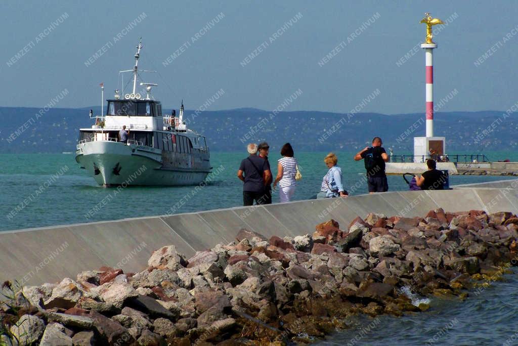 Közlekedés - Siófok - Személyszállító érkezik a kikötőbe