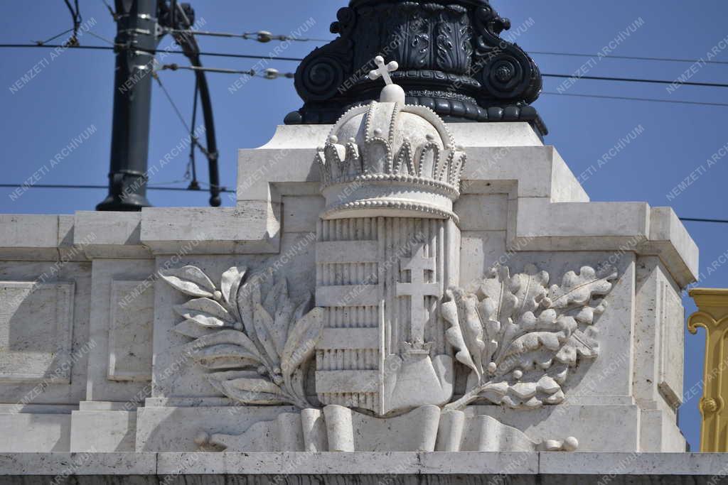 Jelkép - Budapest - Kőcímer a Margit hídon