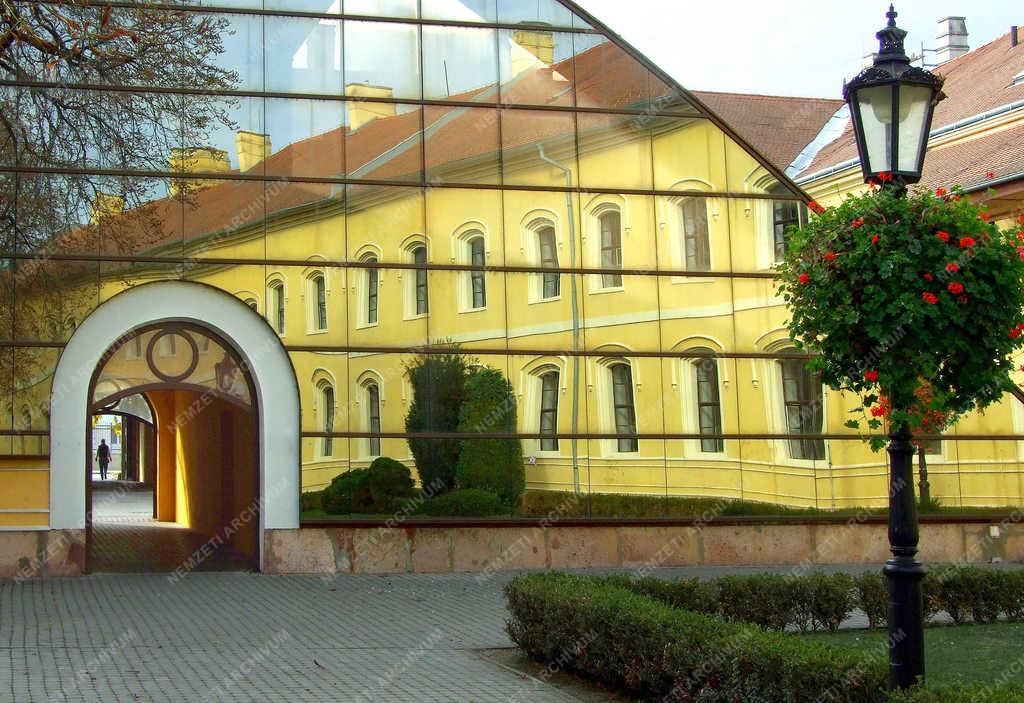 Felsőoktatás - Révkomárom - A Selye egyetem épületszárnya