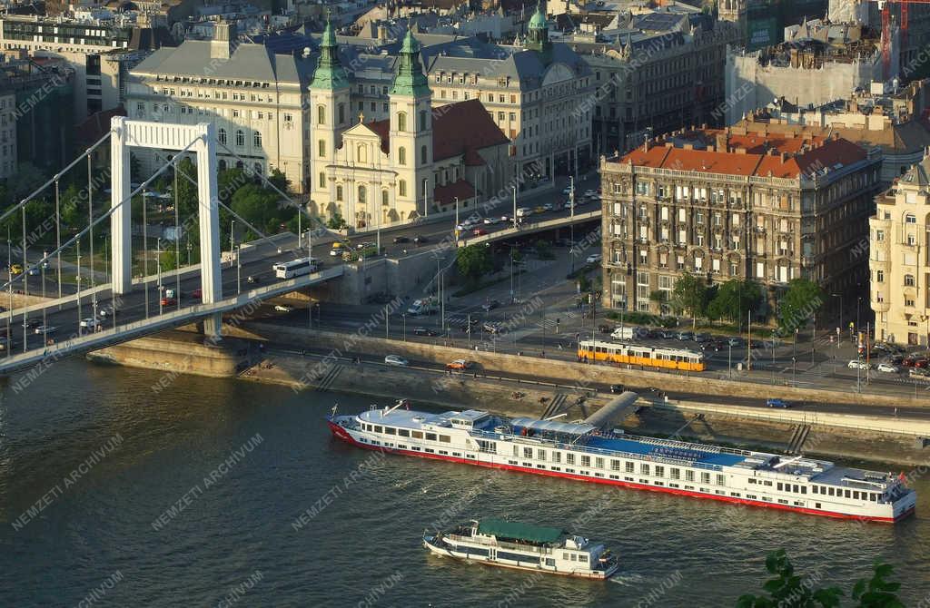 Idegenforgalom - Budapest - Hotelhajó a Március 15. téren