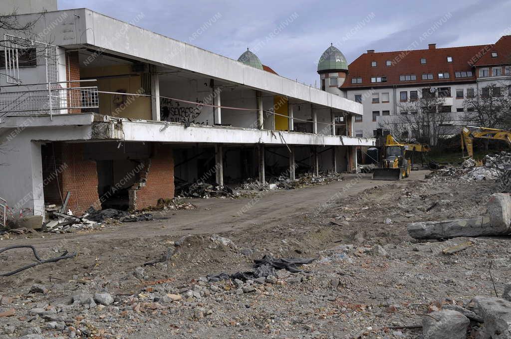 Településfejlesztés - Bontják a korábbi Ady Endre Művelődési Házat Újpesten