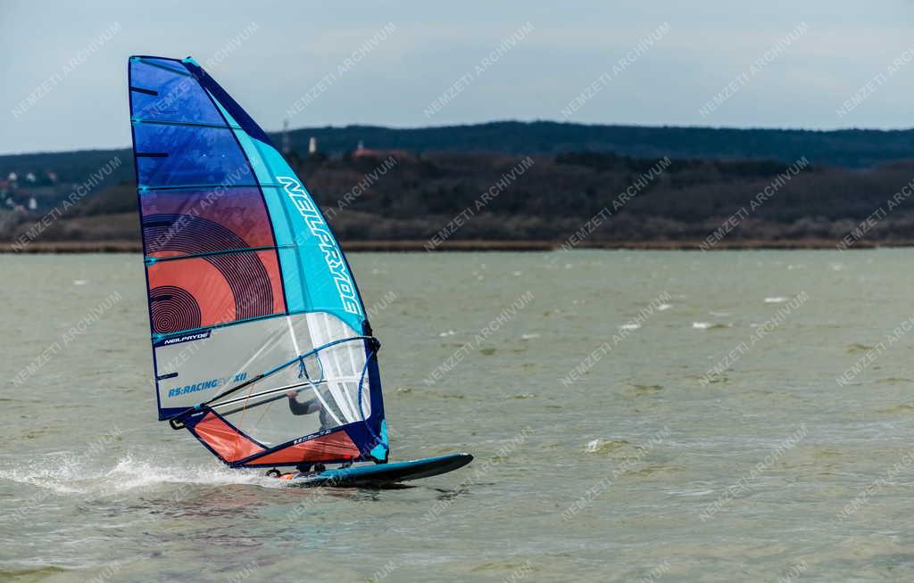 Szabadidő - Gárdony - Windsurf a Velencei-tavon