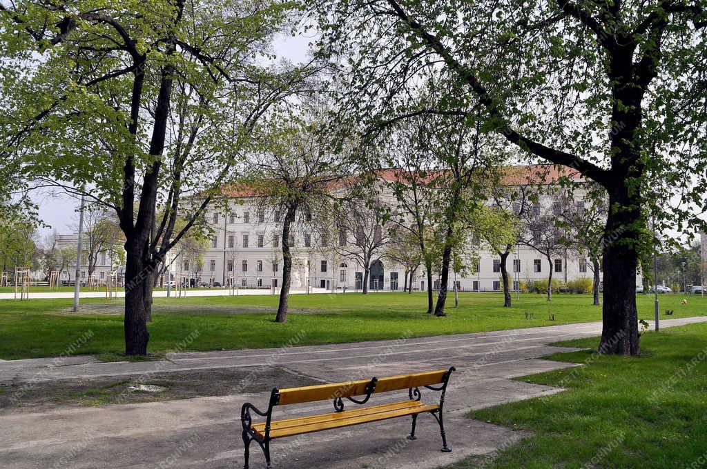 Oktatási létesítmény - Budapest - Nemzeti Közszolgálati Egyetem