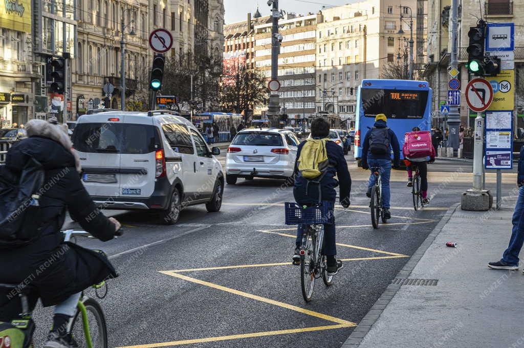 Közlekedés - Budapest - Kerékpárosok a belvárosban