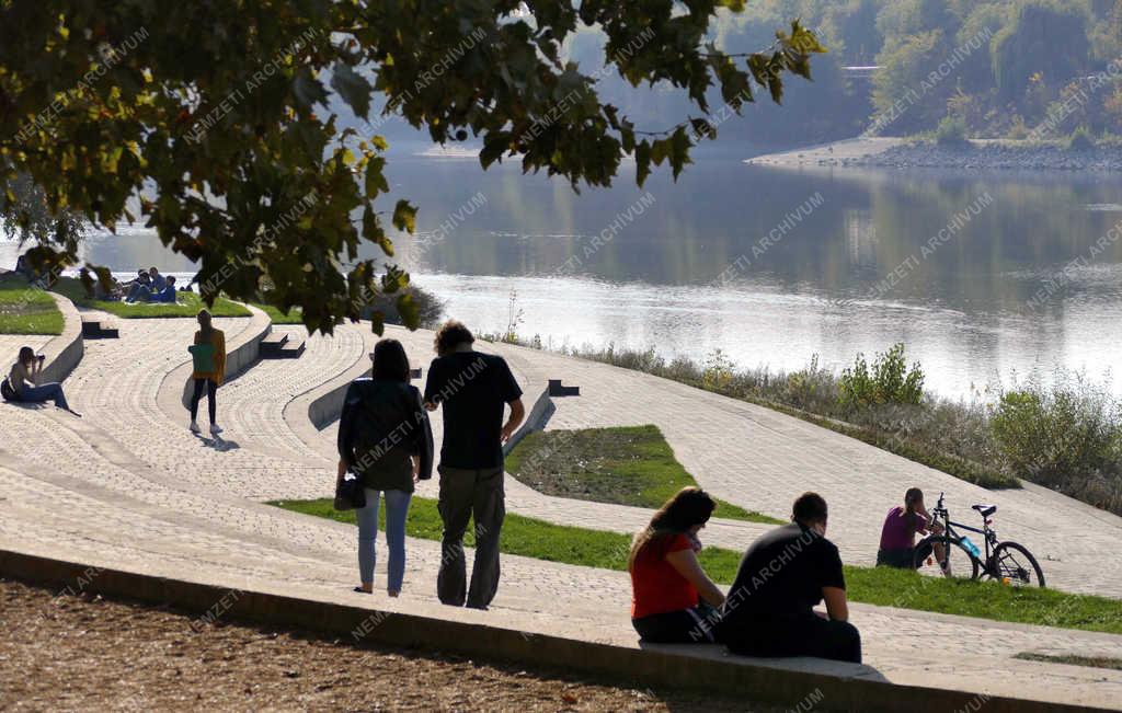 Szabadidő - Budapest - Pihenő fővárosiak a Kopaszi-gáton