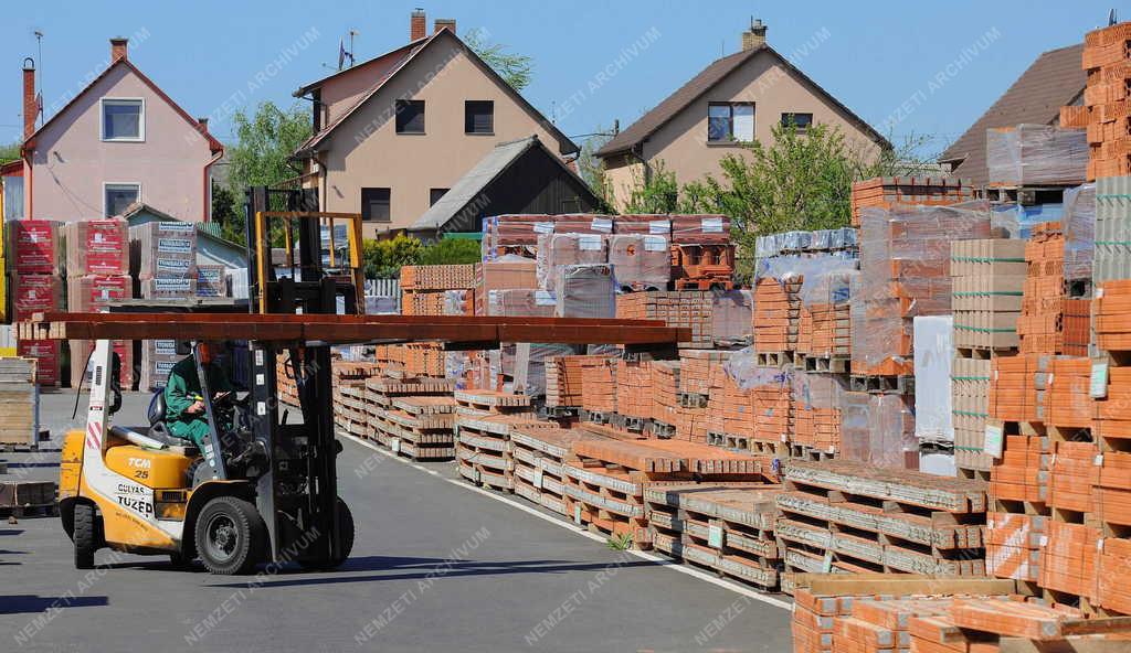 Építőipar - Debrecen - Élénkülő kereslet az építőanyag-telepen