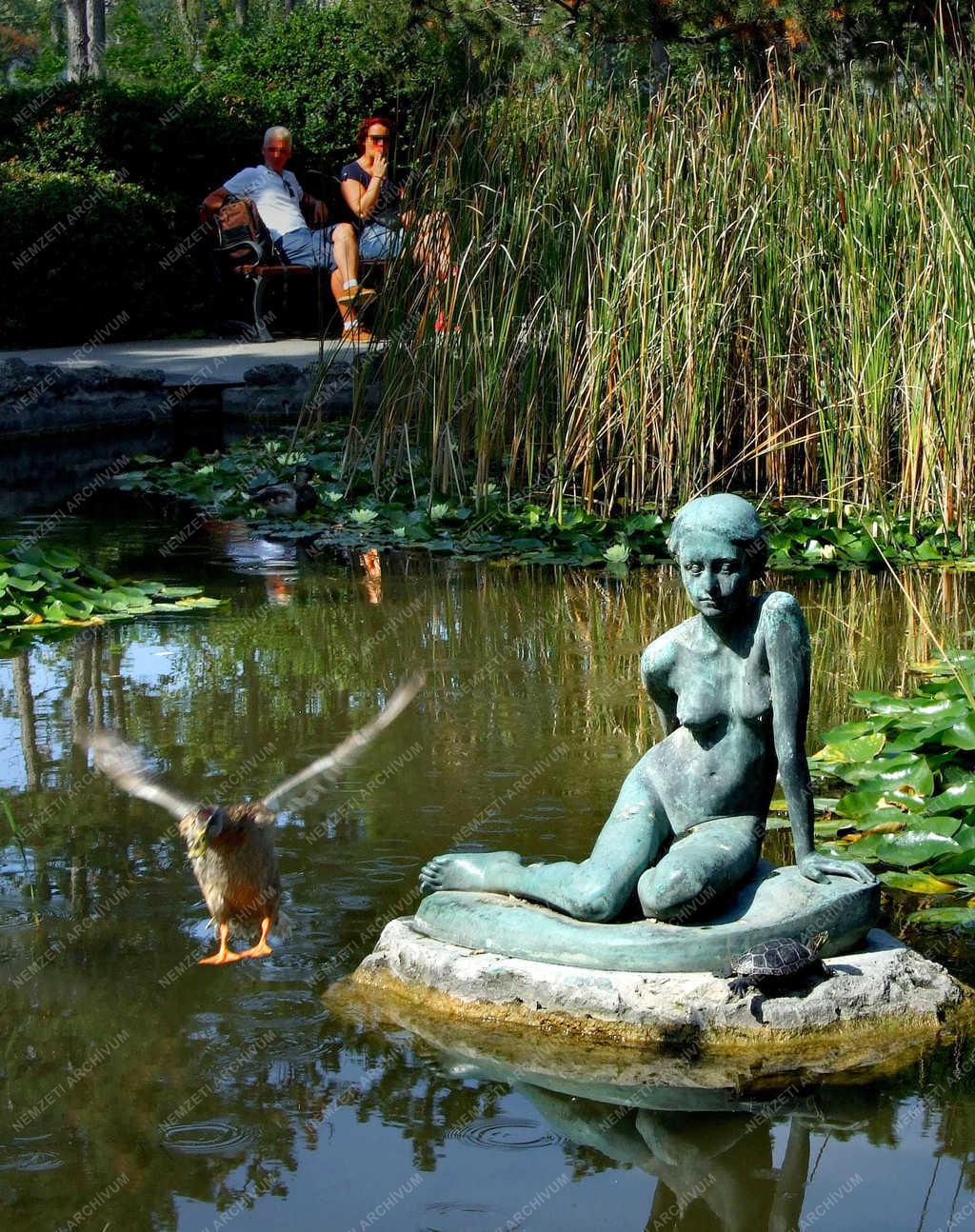 Köztéri szobor - Budapest - Ülő lány a Margitszigeten