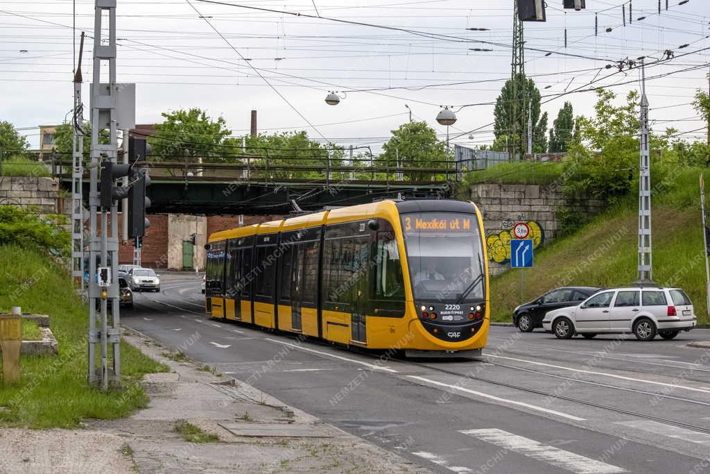 Közlekedés - Forgalom a fővárosi Éles saroknál