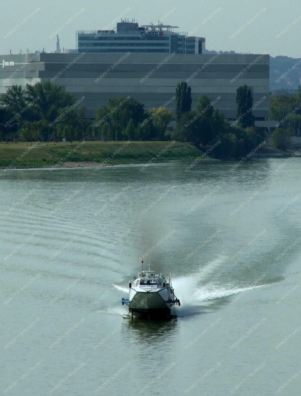 Közlekedés - Budapest - Szárnyashajó a Dunán