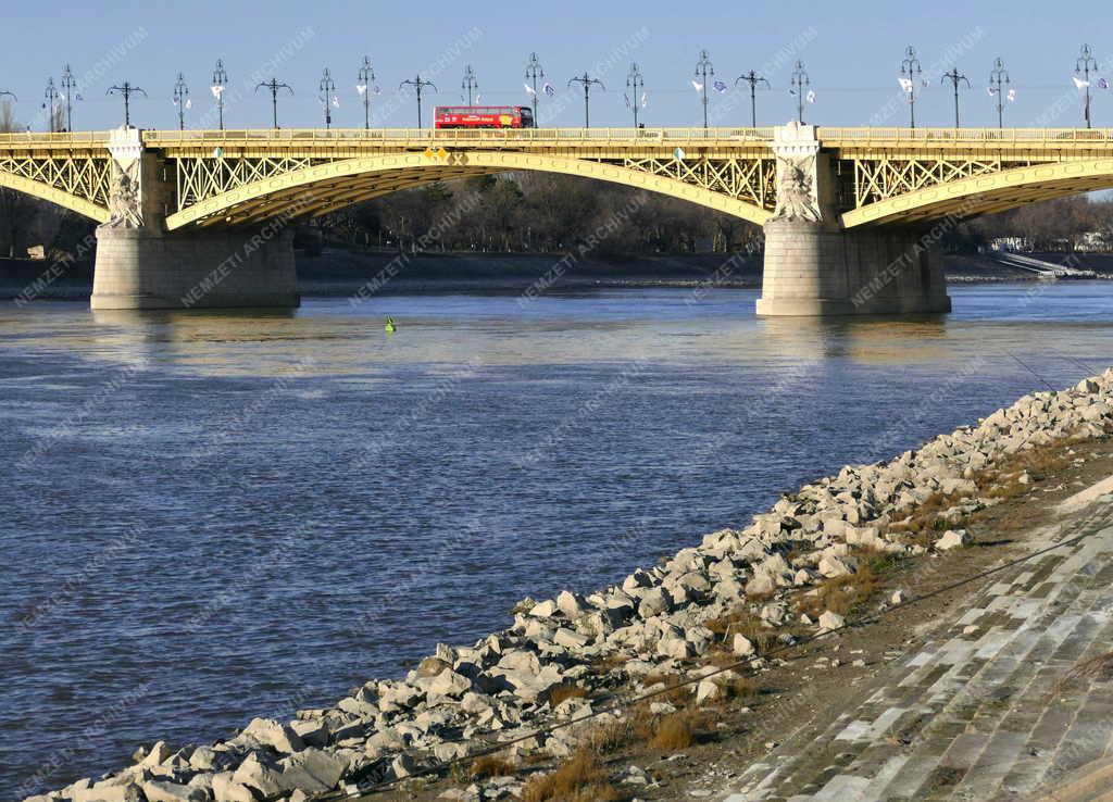 Városkép - Budapest - Margit híd a Duna folyó felett