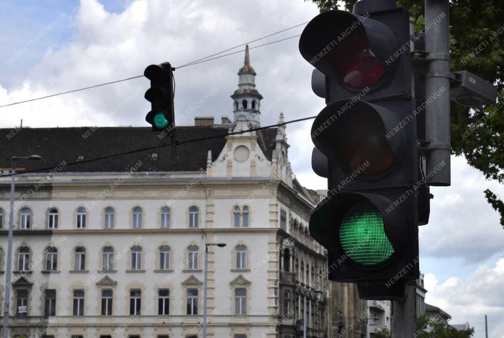 Közlekedés - Budapest - Közlekedési lámpa 