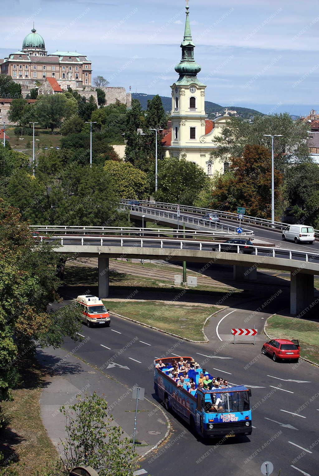 Városkép - Idegenforgalom - Városnézők autóbuszon