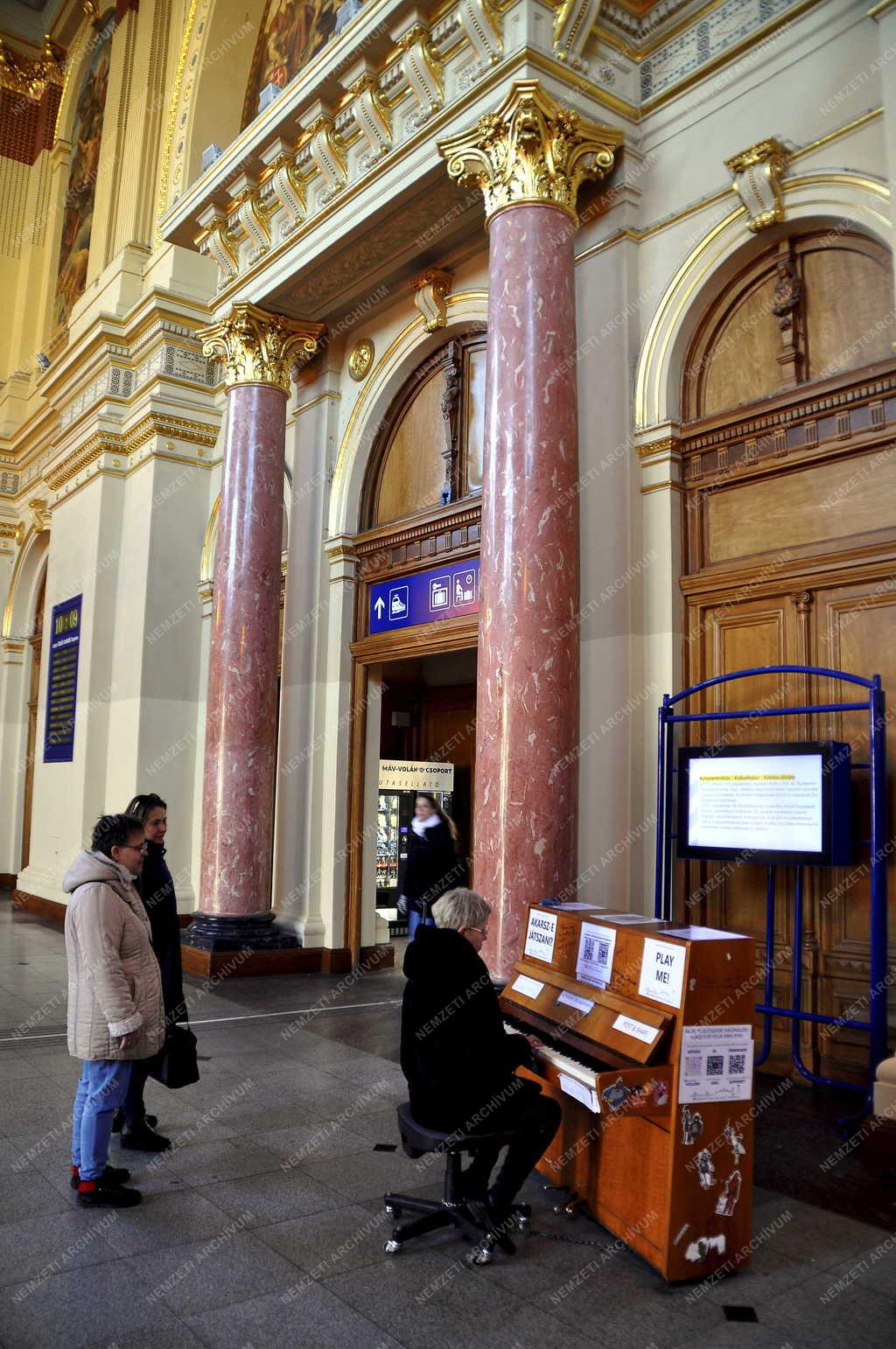 Érdekesség - Kultúra - Közösségi zongora a Keleti pályaudvaron  