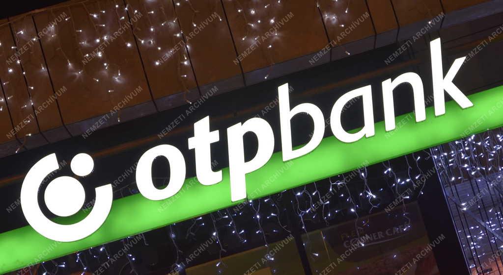 Pénzügy - Budapest - OTP Bank fiókja esti felvételen