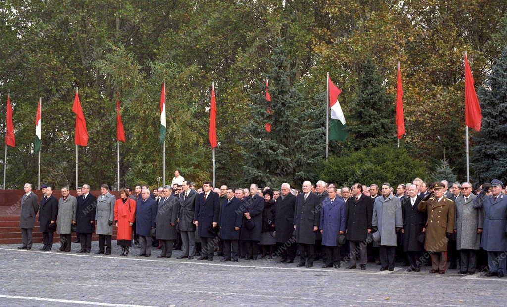 Ünnepi megemlékezés - Koszorúzás 