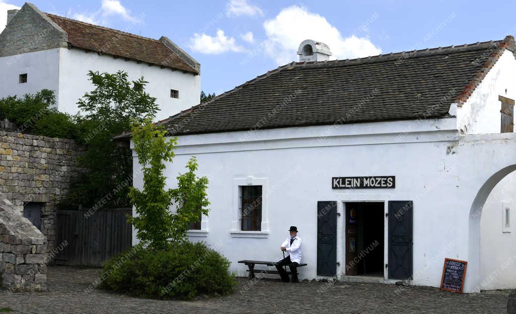 Népi építészet - Szentendre - Szatócsbolt a skanzenben