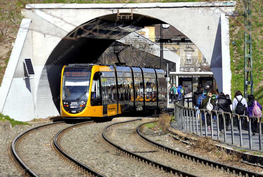 Városkép - Budapest - Közlekedés a Széll Kálmán téri alagútnál